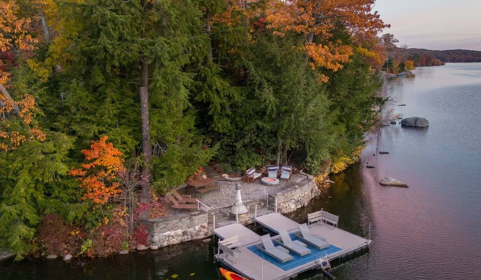 Ce Airbnb au bord d&rsquo;un lac possède sa propre île privée – et se trouve à seulement 2 heures de New York.