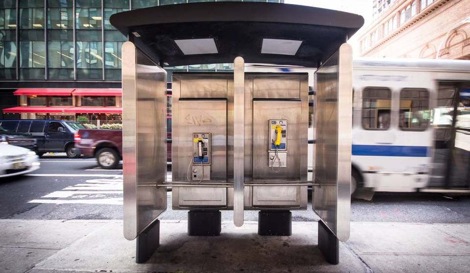 I telefoni a gettoni di New York sono tornati, ma se ne prendi uno ti mandano in una caccia al tesoro a tema anni &#8217;90