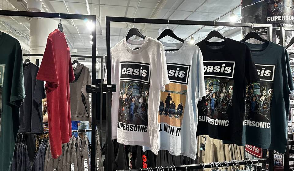 Una tienda pop-up de Oasis acaba de llegar a Nueva York – con mercancía de edición limitada y una colaboración especial con Adidas
