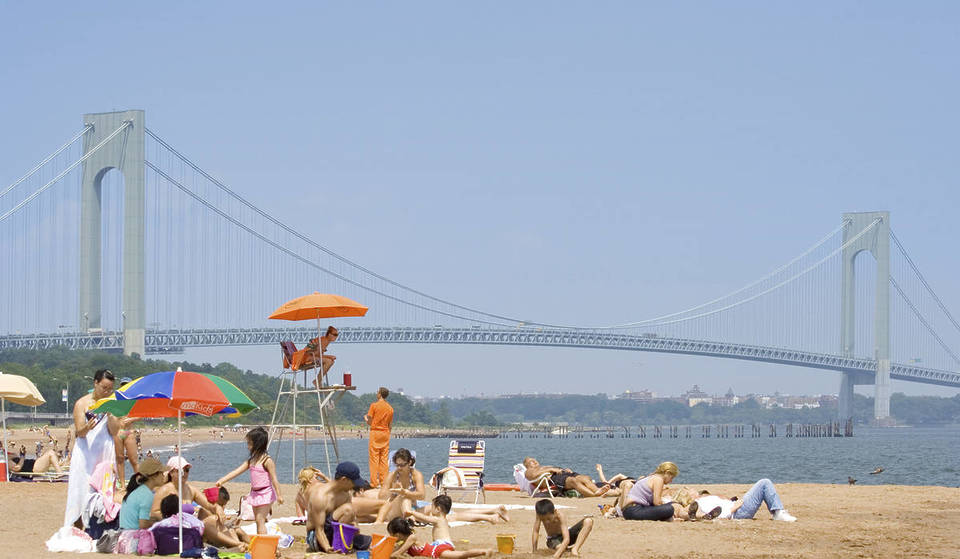 Alle Strände in NYC öffnen nächste Woche wieder für die Saison – hier ist dein ultimativer Guide für Sonne, Surfen und Sand, ohne die Stadt zu verlassen