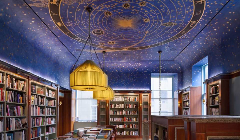 Deze verborgen boekwinkel met astrologisch thema in New York is een van de mooiste ter wereld en huisvest de grootste collectie Franstalige boeken in de VS.
