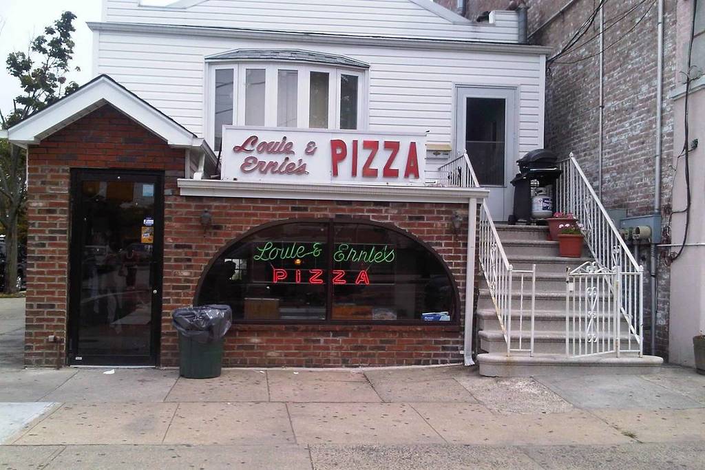 Das beste „Hole-in-the-Wall“-Restaurant im Staat New York ist ein winziger Pizzaladen in der Bronx aus dem Jahr 1947