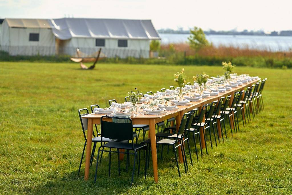 Gran mesa de césped para Hearth & Harvest en Collective Retreats