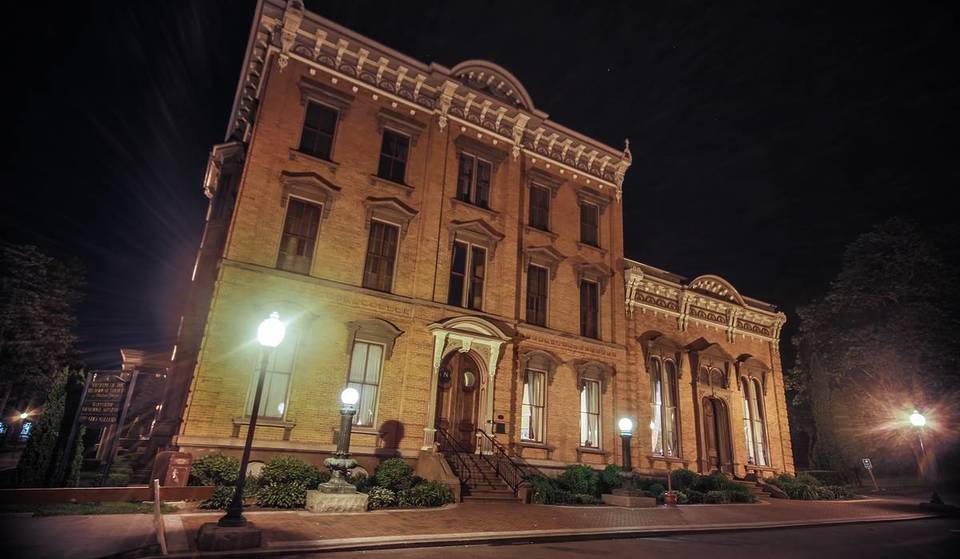 This Extensive Haunted History Trail In New York Features Over 80 Eerie Stops — Hotels, Asylums, & More