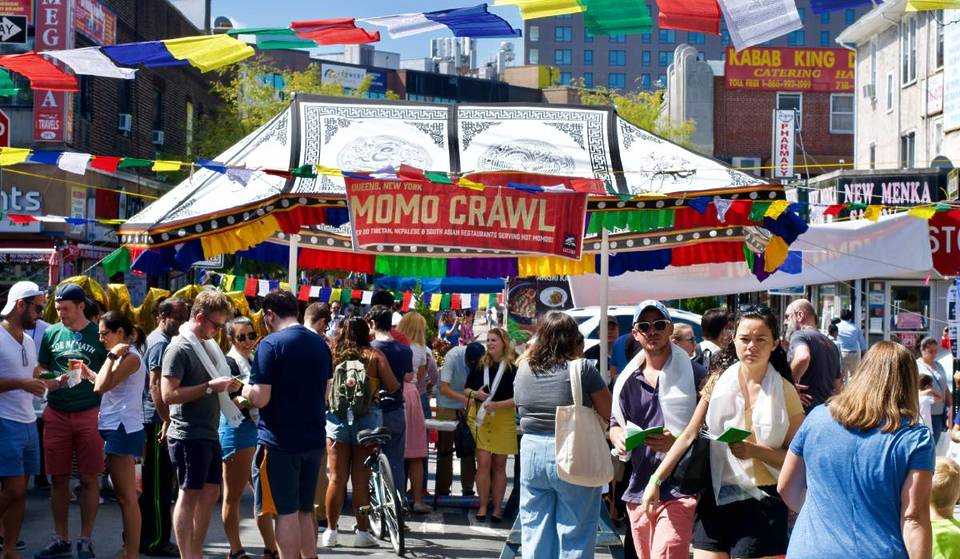 Jackson Heights sperrt dieses Wochenende eine Straße für New Yorks größtes Himalaya-Food-Festival – 1-Dollar-Momos, Live-Musik und Straßenvorstellungen