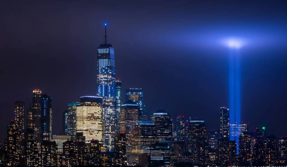 NYCs „Tribute in Light“ kehrt heute Abend zurück – eine bewegende 9/11-Tradition, die bis zu 60 Meilen weithin sichtbar ist