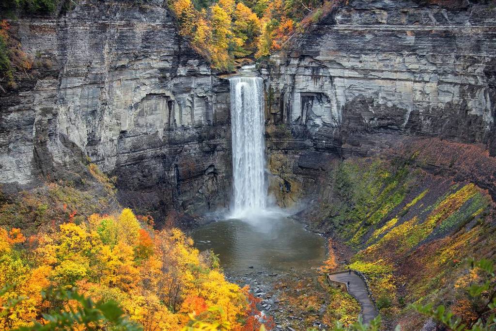 Taughannock Falls ligt in Ulysses in de berg in het staatspark Watkins Glen in de staat New York. Tijdens de herfst