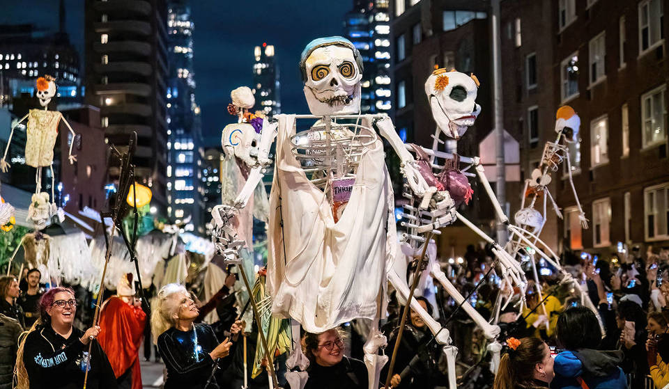 Le programme bien rempli des événements d’Halloween 2026 à New York est officiellement sorti — avec le plus grand défilé du monde, des rues piétonnes pour aller chercher des bonbons et des concerts hantés