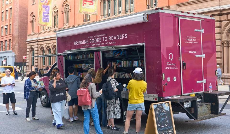 Você pode obter livros gratuitos no SpeakEasy Bookmobile que circula por Nova York &#8211; aqui está onde encontrá-lo