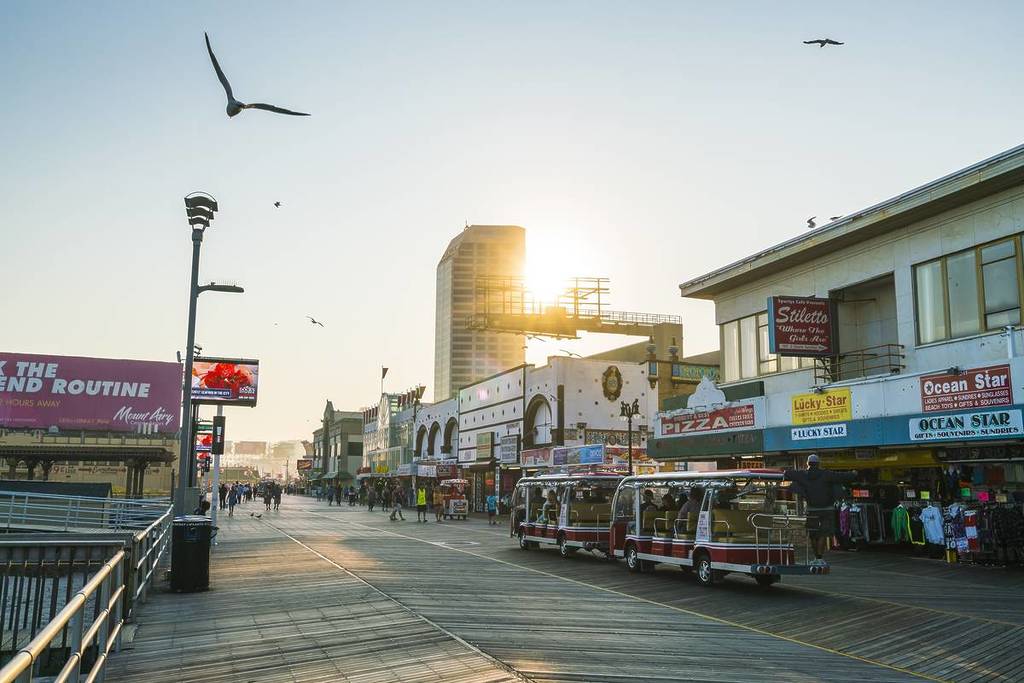Atlantic City, New Jersey, VS. 09-04-17: De promenade van Atlantic City bij zonsondergang.