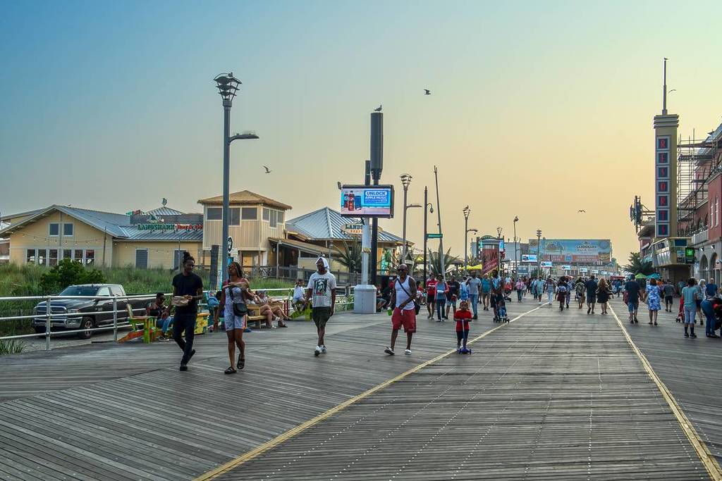 ATLANTIC CITY, NEW JERSEY – 18 JULI: Een drukke promenade op 18 juli 2023 in Atlantic City, New Jersey.