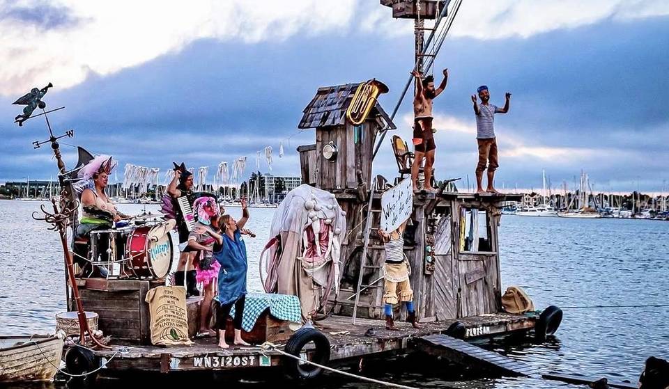 Een Circusgroep aan de waterkant vaart de East River op voor een gratis optreden met ongelofelijke stunts &#8211; maar alleen dit weekend