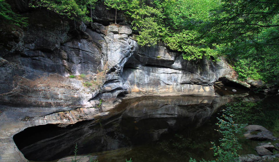 De grootste natuurlijke marmeren grotingang in het oosten ligt verscholen in dit verborgen Adirondacks-park