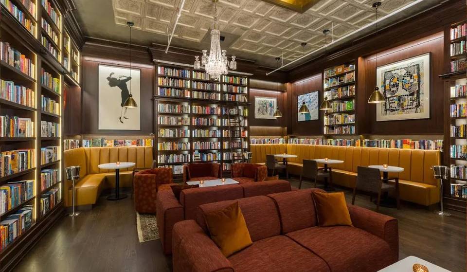 Eines der schönsten Buchcafés der Welt befindet sich hier in SoHo – mit 10.000 Büchern, seltener Kunst und einer Weinkarte wie ein Roman