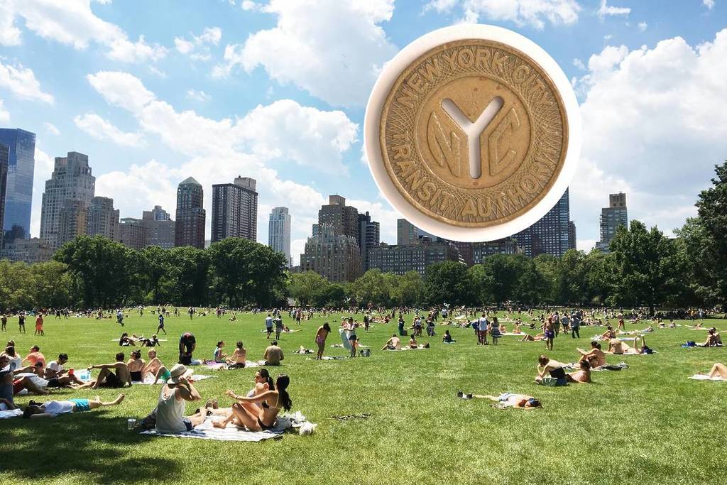 Día caluroso en Central Park y una ficha del metro de Nueva York