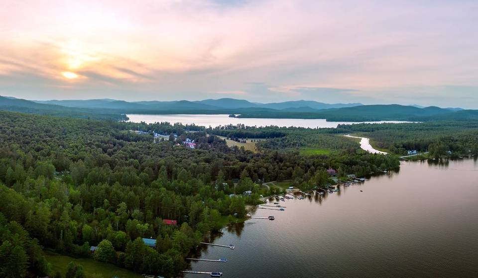 Dit kleine Adirondack-dorpje dat bekend staat als &#8220;All-Season Vacationland&#8221; heeft slechts 400 inwoners &#8211; en het is een van de schattigste stadjes van NY