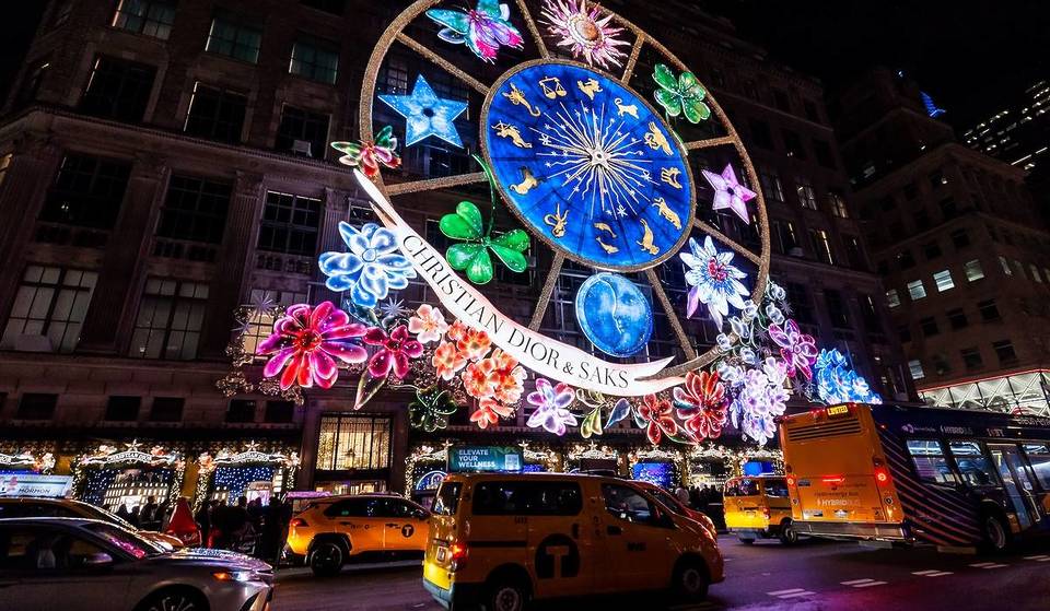 Die Saks Fifth Avenue Holiday Light Show kehrt nächsten Monat zurück &#8211; &#8222;Ein leuchtendes Fest des Lichts und des Klangs&#8220;.