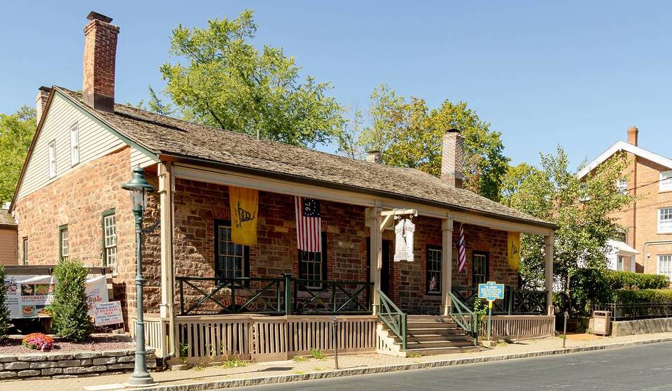 Amerika&#8217;s oudste restaurant is een 350 jaar oude herberg op slechts 40 minuten van NYC &#8211; ooit bekend als &#8220;Amerika&#8217;s spionagegevangenis&#8221;.