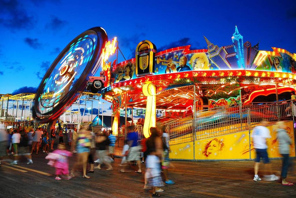 Seaside Heights, NJ, EUA 14 de agosto As luzes do Casino Pier Amusement Park Rides brilham em uma noite de verão. O píer de Seaside Heights, Nova Jersey, seria mais tarde destruído pelo furacão Sandy