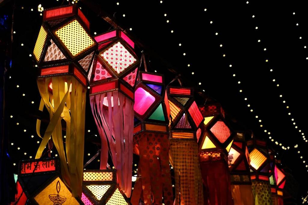 Serie de coloridas luces aakash kandil desplegadas en la zona de la ciudad de Pune, durante el Festival Diwali.