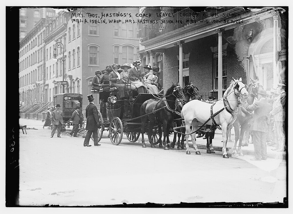 Historical photo of a horse drawn carriage in NYC in the 1900s