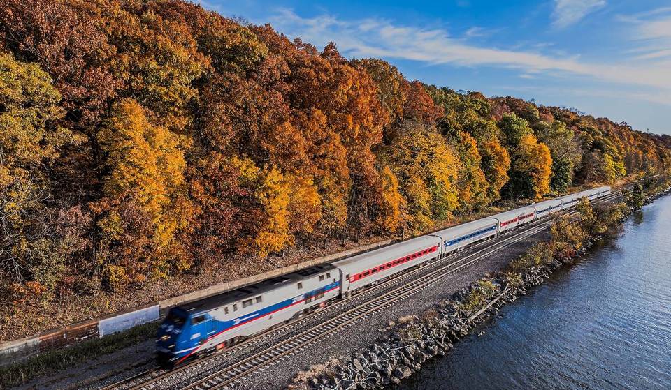 Questo viaggio in treno di 10 ore attraverso la regione degli Adirondack, nell&#8217;Upstate di New York, è uno dei viaggi in treno più panoramici degli Stati Uniti.