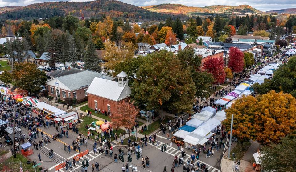 Cette charmante ville de New York accueille l&rsquo;une des meilleures fêtes d&rsquo;automne d&rsquo;Amérique – 200 vendeurs de produits alimentaires, d&rsquo;artisanat et d&rsquo;art, des télésièges au-dessus du feuillage d&rsquo;automne et de la musique en direct.