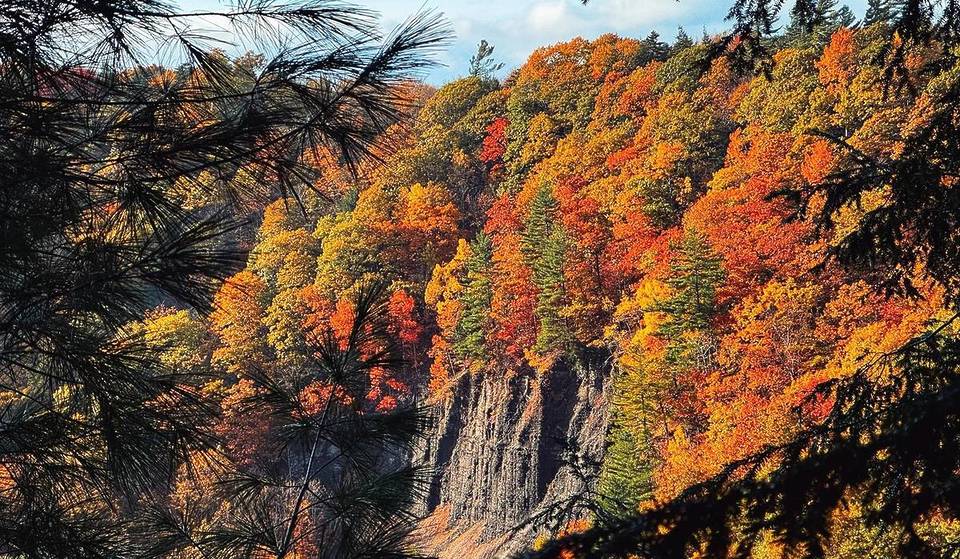 Questo sottovalutato parco statale di New York nasconde una gola di 380 metri e viste autunnali drammatiche come quelle degli Adirondack