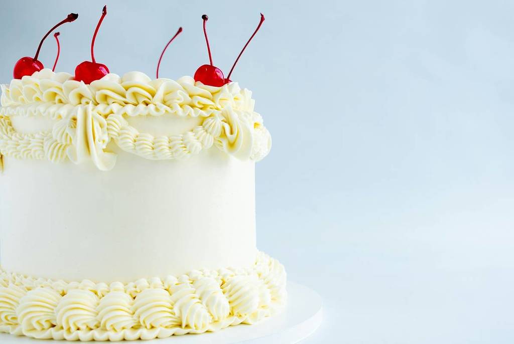Torta alla vaniglia su sfondo blu