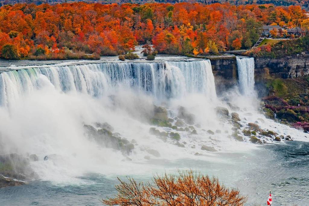 Dit 167 meter hoge natuurwonder biedt de beste herfstkleuren in Noord-Amerika &#8211; met bijna dagelijks regenbogen boven de mist