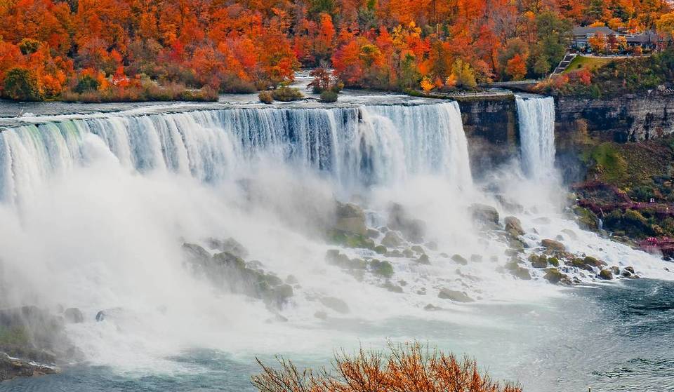 Questa meraviglia naturale di 167 piedi offre i migliori colori autunnali del Nord America, con arcobaleni quasi quotidiani sulla nebbia