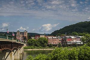 USA, New York, Finger Lakes Region, Owego, town view along Susquehana River