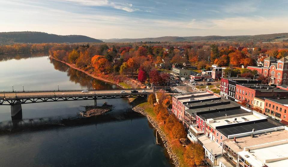 Deze Upstate NY Village staat bekend als &#8220;America&#8217;s Coolest Small Town&#8221; &#8211; dankzij de Victoriaanse straten, wandelingen langs de rivier en Indie boetiekjes