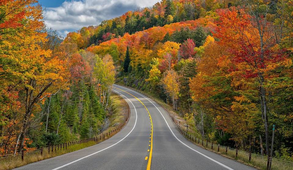 Questa strada panoramica di 27 miglia, definita &#8220;il viaggio di una vita&#8221;, è una delle più belle gite autunnali negli Stati Uniti.