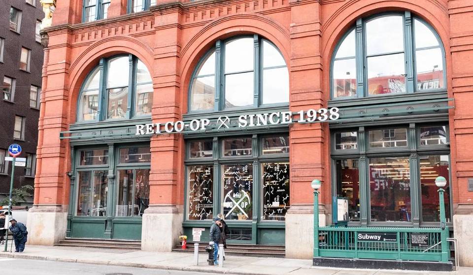 REI’s enige winkel in NYC gaat dicht – SoHo Flagship in historisch Puck Building sluit in 2026