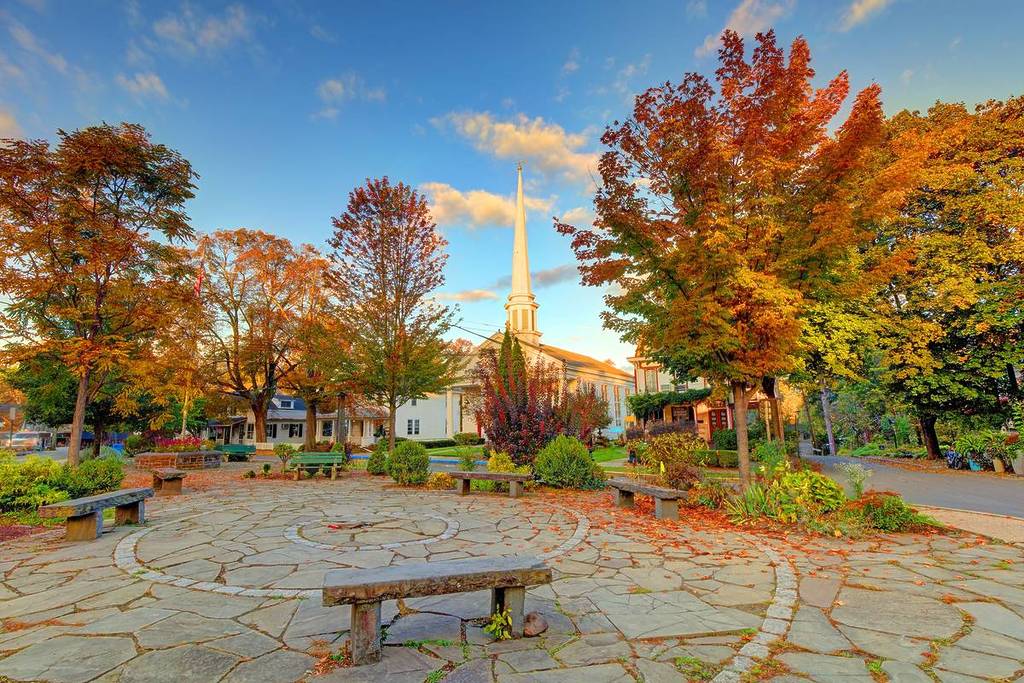 Woodstock è una città della Contea di Ulster, New York. Si trova all'interno dei confini del Parco Catskill.