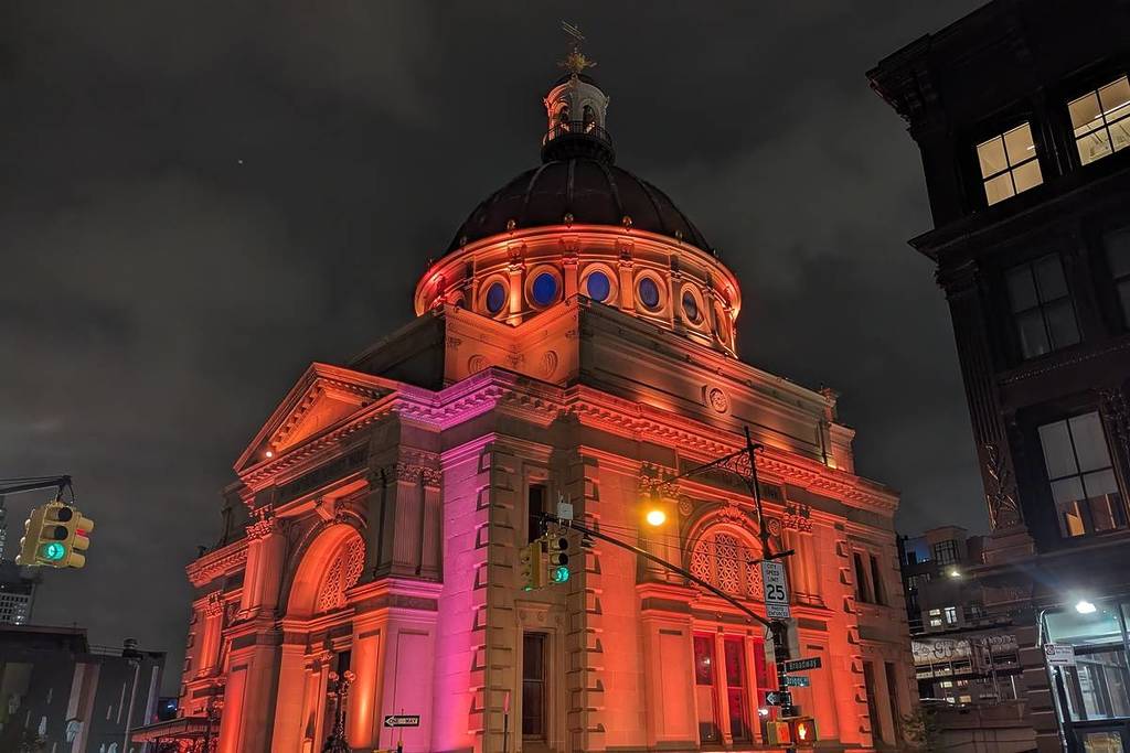 Brooklyn, Nova York, EUA - 16 de maio de 2024: O edifício do Williamsburgh Savings Bank iluminado em vermelho à noite