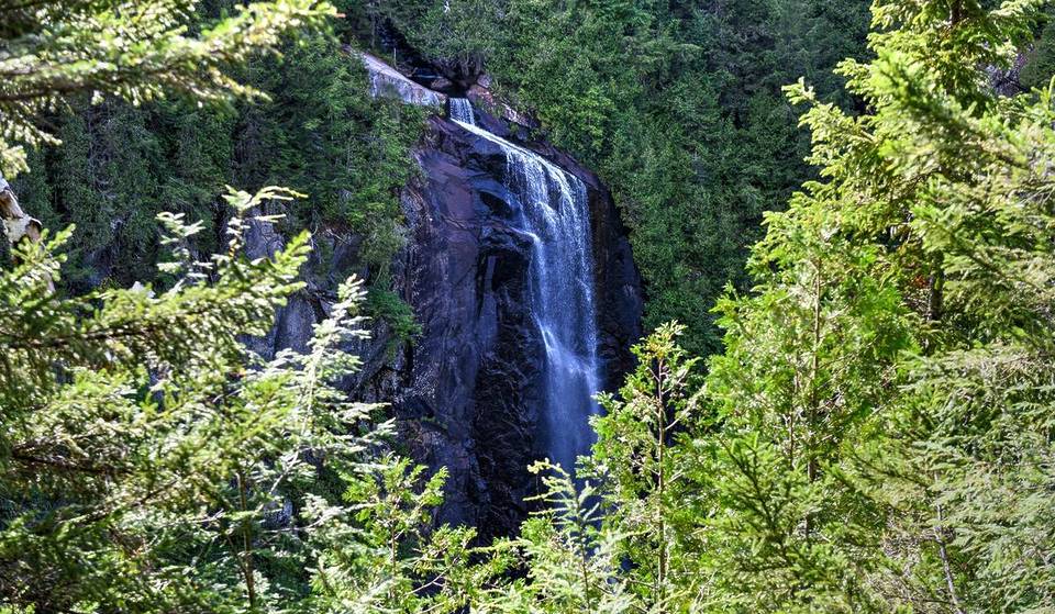 Een van de hoogste watervallen van de Adirondacks ligt verborgen in Upstate NY aan het einde van een gematigde wandeling &#8211; met een adembenemend uitzicht op een 250 voet hoge kloof