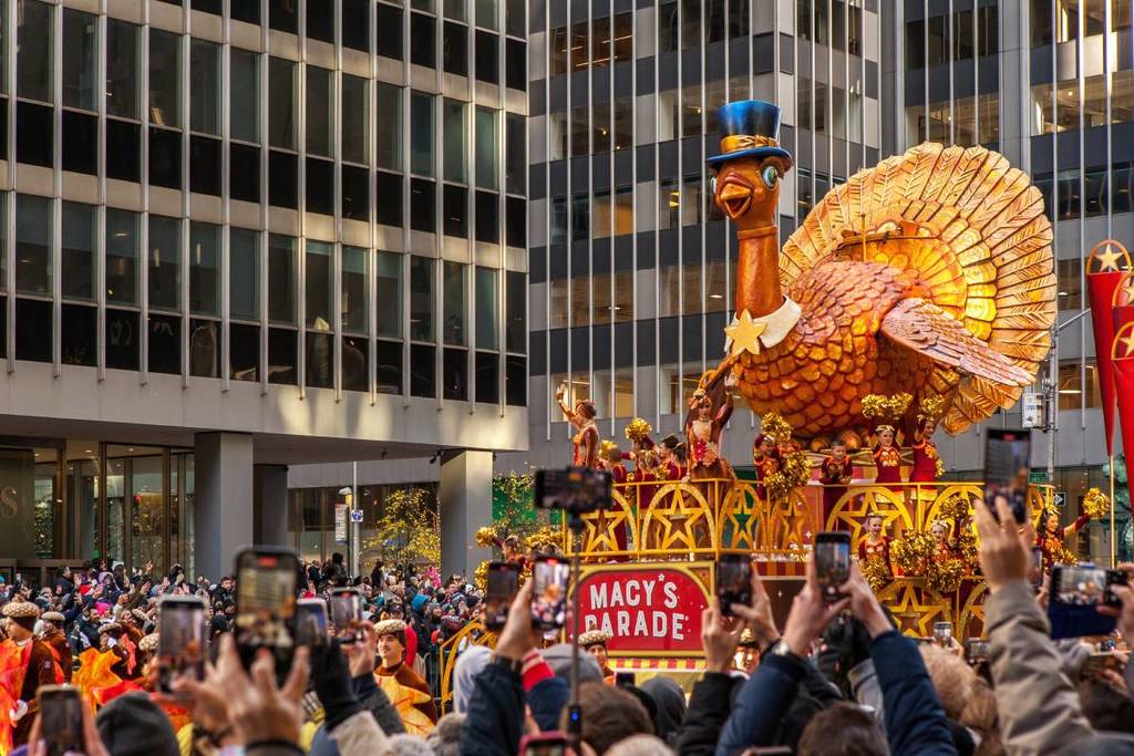 Montez sur le char inaugural de la dinde de Macy's lors de la parade de Thanksgiving de Macy's en 2023