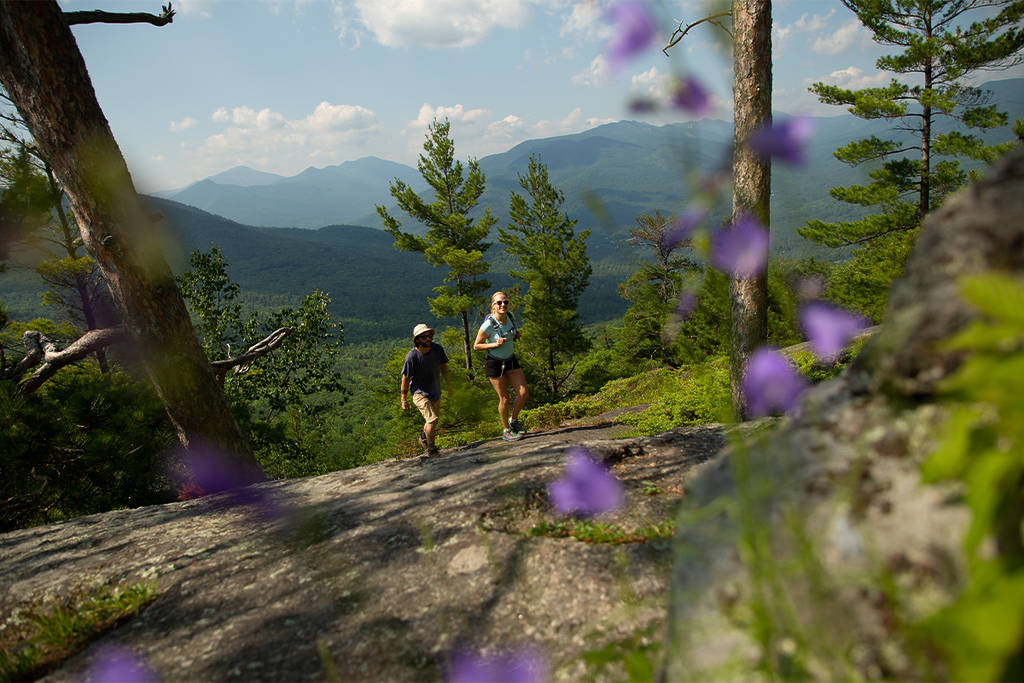 New Yorks &#8216;Home of the High Peaks&#8217; is een onontdekt Adirondack-dorpje dat beroemd is om rotsklimmen van wereldklasse en de beste watervalwandeling van de staat