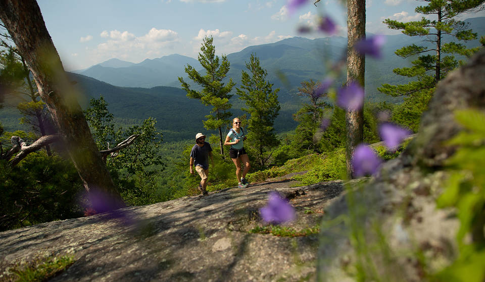 New Yorks &#8216;Home of the High Peaks&#8217; is een onontdekt Adirondack-dorpje dat beroemd is om rotsklimmen van wereldklasse en de beste watervalwandeling van de staat