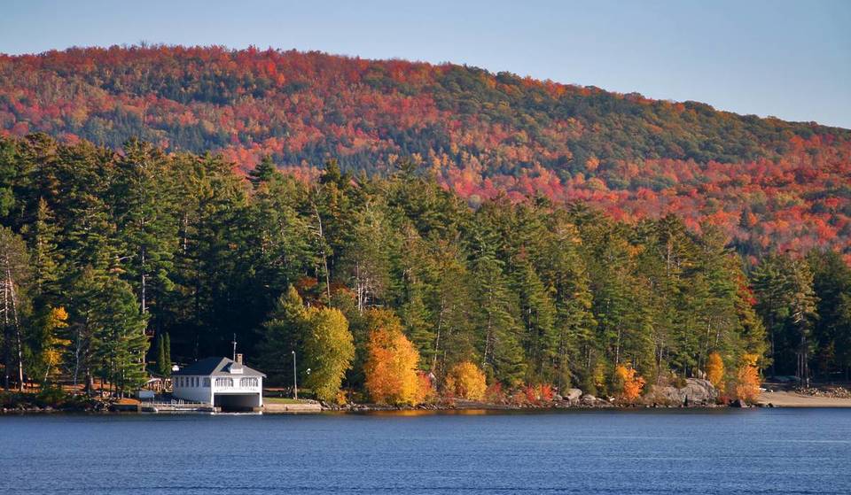 Dit serene Adirondackstadje is een van de beste weekendtrips in de staat NY &#8211; met een 9 mijl lang meer, gezellige hutten en schilderachtige bergpaden