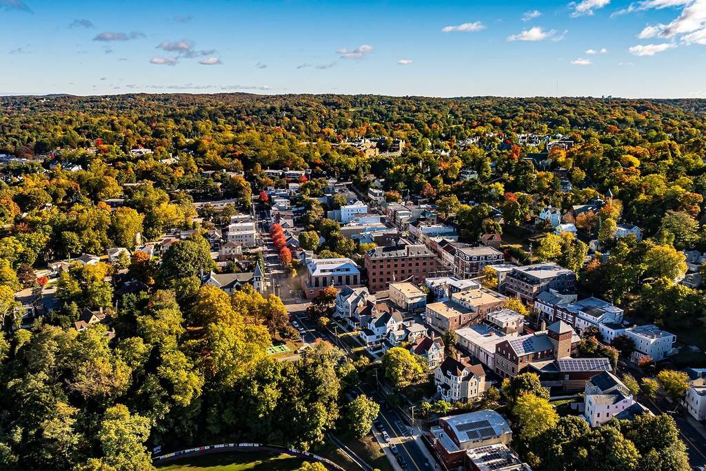Matinée d'automne, automne, octobre 2024, photo aérienne de la région entourant le village de Dobbs Ferry, NY, États-Unis.