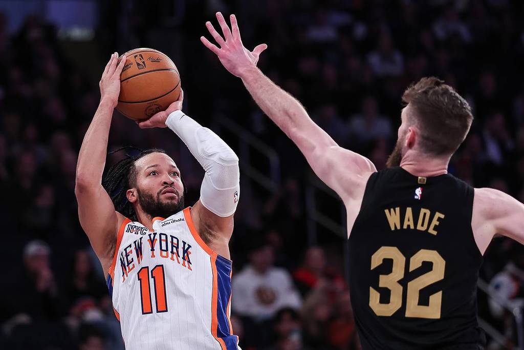 NOVA YORK, NOVA YORK - 11 DE ABRIL: Jalen Brunson, número 11, do New York Knicks, tenta um arremesso de jump shot durante o quarto período do jogo contra o Cleveland Cavaliers no Madison Square Garden em 11 de abril de 2025 na cidade de Nova York. NOTA PARA O USUÁRIO: O usuário reconhece e concorda expressamente que, ao fazer o download e/ou usar esta fotografia, o usuário está concordando com os termos e condições do Contrato de Licença da Getty Images. (Foto de Dustin Satloff/Getty Images)