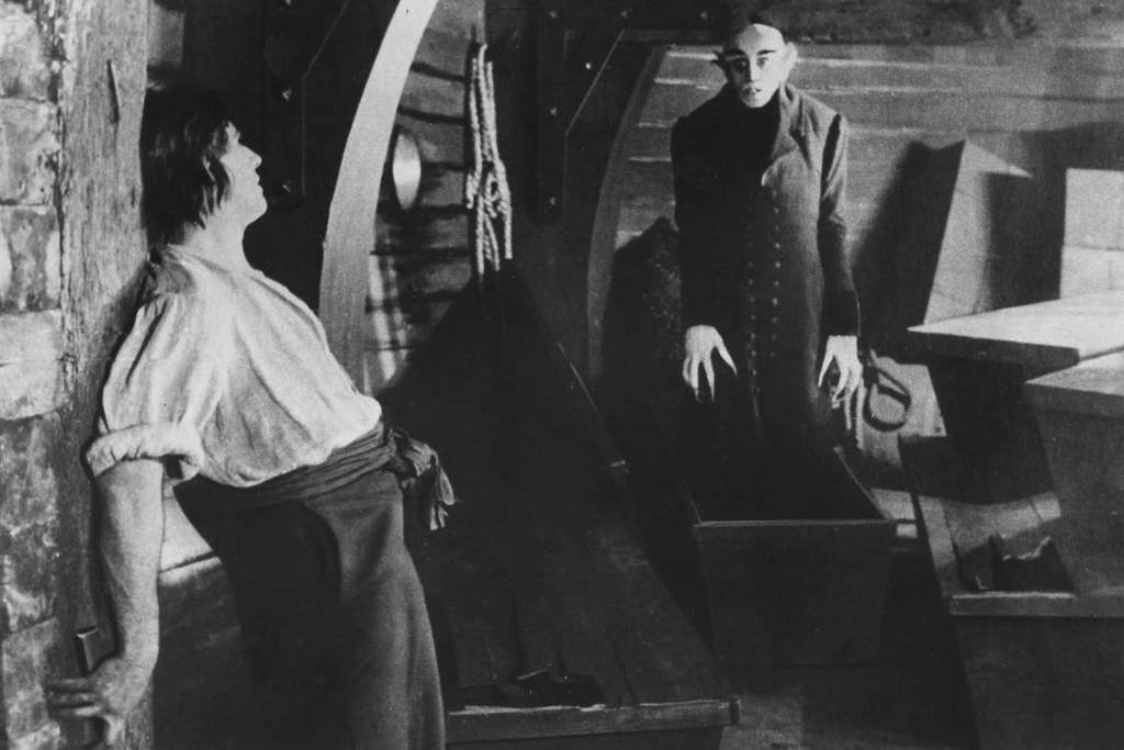 A bordo del Demeter, el vampiro Conde Orlok, interpretado por el actor alemán Max Schreck (1879 - 1936), emerge de uno de sus ataúdes antes de que puedan ser destruidos por el primer oficial del barco, interpretado por Wolfgang Heinz, en una escena de la película de terror expresionista de F. W. Murnau, 