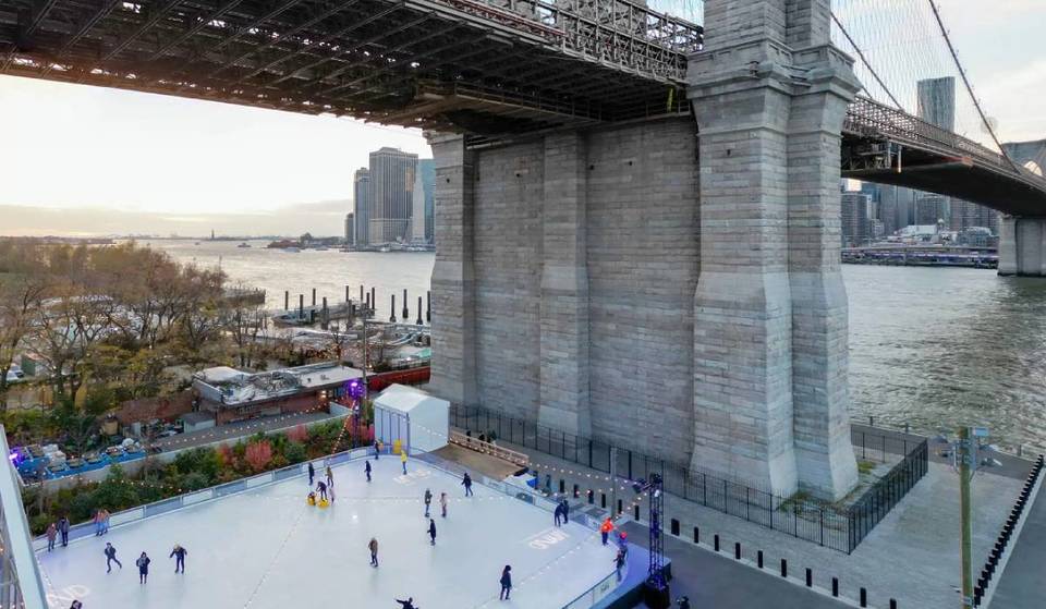 Esta icónica pista de patinaje sobre hielo frente al mar de la ciudad de Nueva York organiza conciertos pop-up gratuitos durante todo el mes.
