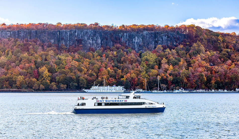 Questo tour in barca lungo il fiume Hudson, della durata di 4 ore, è il giro d&#8217;autunno più mozzafiato di NY