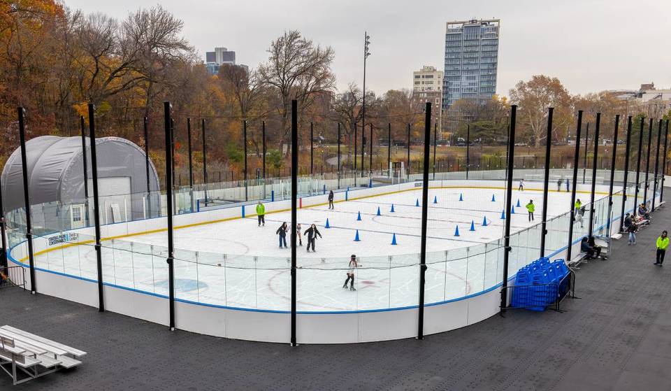 Eine brandneue Eisbahn wurde gerade im Central Park eröffnet und bringt das Schlittschuhlaufen zurück in die Gemeinde Harlem