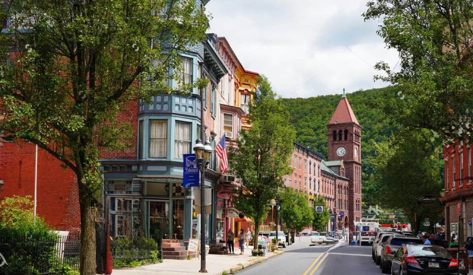 La &#8220;piccola Svizzera&#8221; d&#8217;America è a sole 2 ore da New York &#8211; con strade da fiaba, un treno d&#8217;epoca e fascino alpino