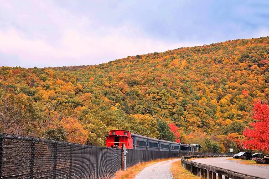 El follaje otoñal y el tren de las montañas Pocono